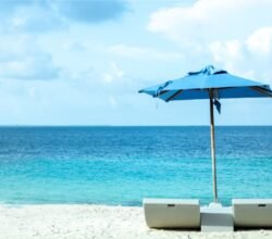 Zwei Liegen mit Sonnenschirm am Punta Cana Strand