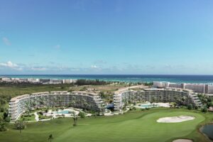 Crystal Garden Wohnprojekt in Cap Cana Luftaufnahme mit Meer im Hintergrund