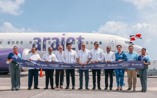 Eine Gruppe von Politikern der Dom Rep vor einem Flugzeug von Arajet