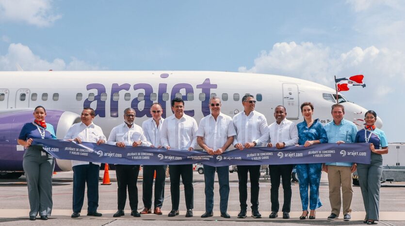 Eine Gruppe von Politikern der Dom Rep vor einem Flugzeug von Arajet