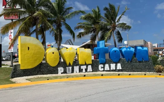Der Schriftzug Down Town Punta Cana in großen Buchstaben aus Beton gelb und blau