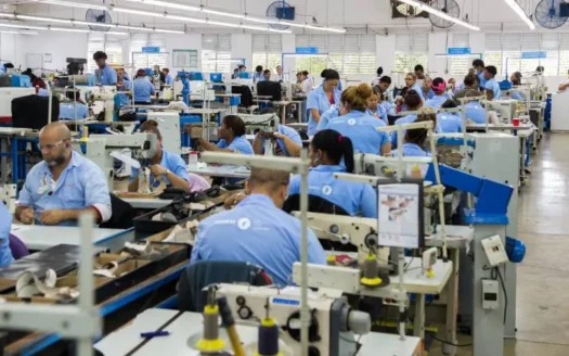 Fabrikarbeiter am Arbeitsplatz in blauen Hemden