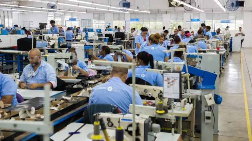 Fabrikarbeiter am Arbeitsplatz in blauen Hemden