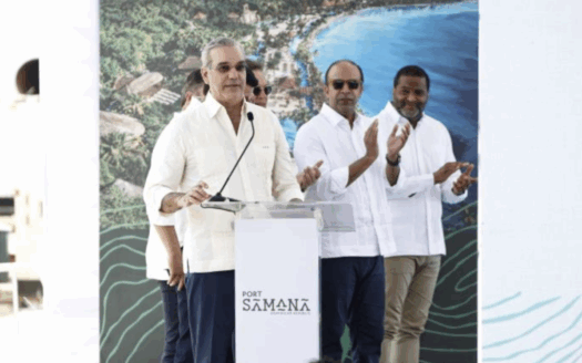 Der dominikanische President bei der einweihung einer neuen Hafenpromenade in Samana