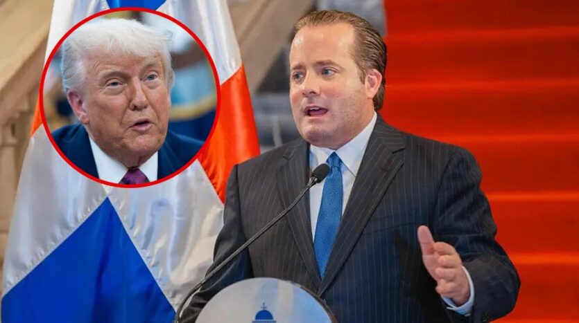 Sprecher bei Pressekonferrenz und Bild von Donald Trump ist eingeblendet